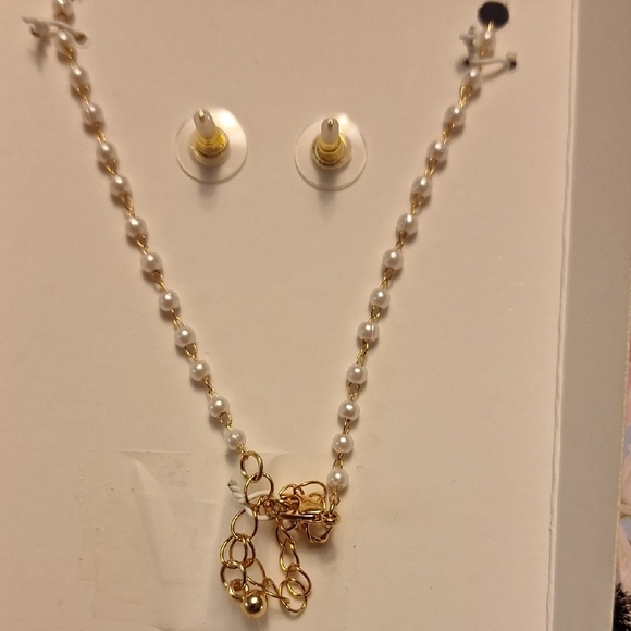 nOir Jewelry Gold and White Floral Necklace Set - Picture 7 of 8